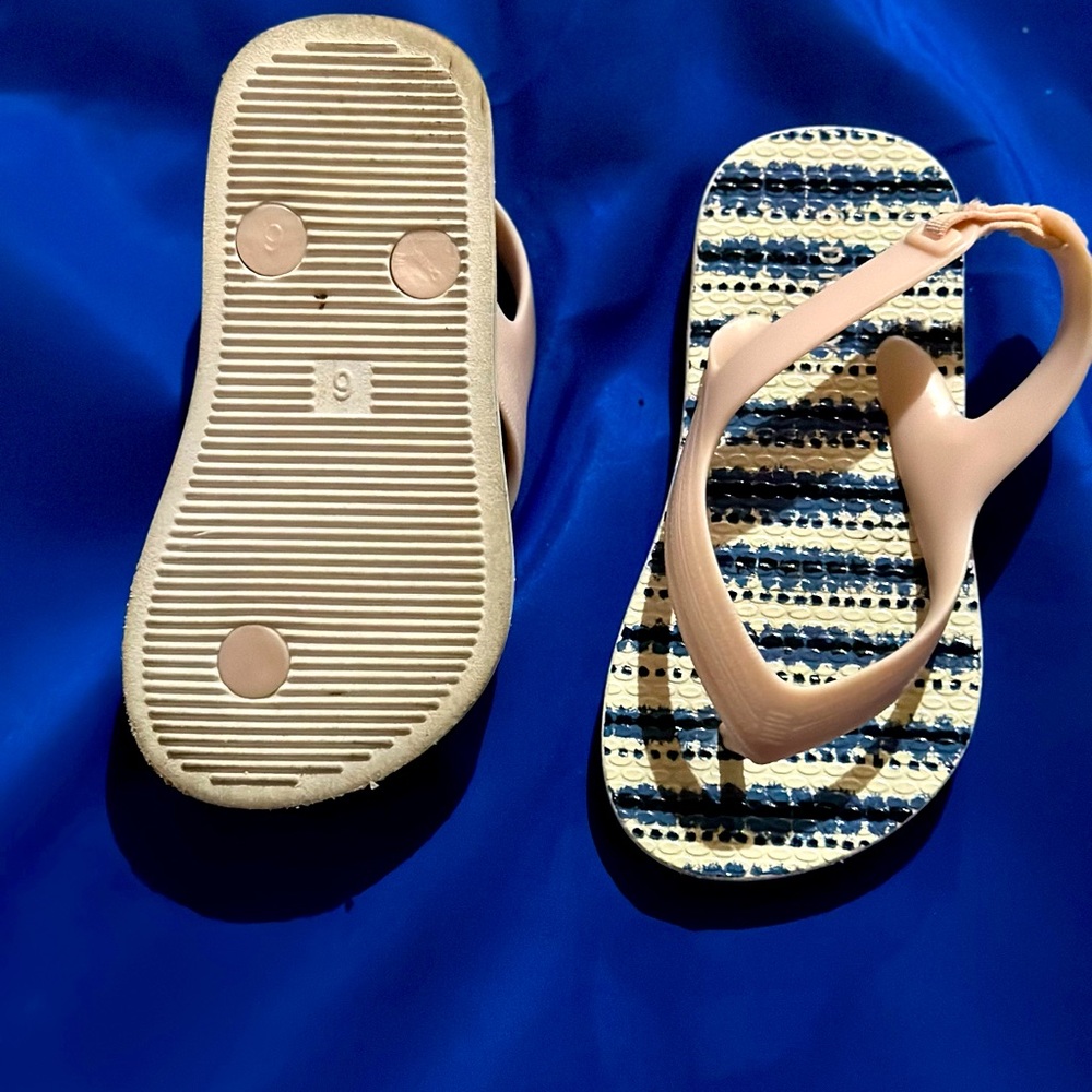 Between the toes girls flip flops size 6